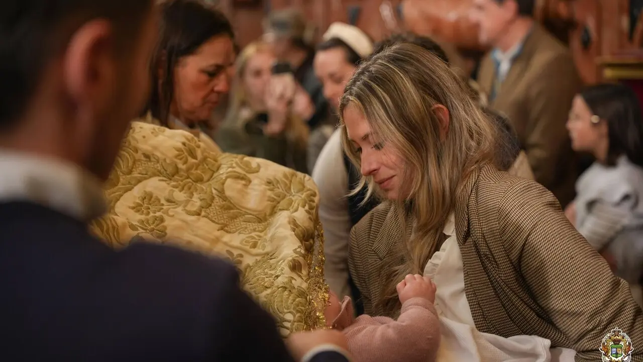 Presentaci&oacute;n de un beb&eacute; a la Virgen del Roc&iacute;o. | Hdad. Matriz.