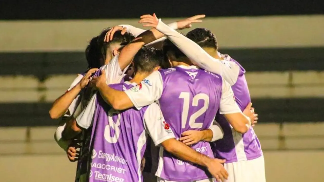 Los jugadores del Atl&eacute;tico Ja&eacute;n celebran uno de los goles en el derbi frente al Inter Ja&eacute;n. - Foto: Cristina Campos