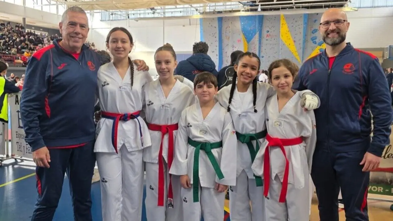 Marta S&aacute;nchez, tercera por la izquierda, posa junto a t&eacute;cnicos y compa&ntilde;eros en la competici&oacute;n celebrada en Baza. - Foto: Club &Oacute;scar Dojang