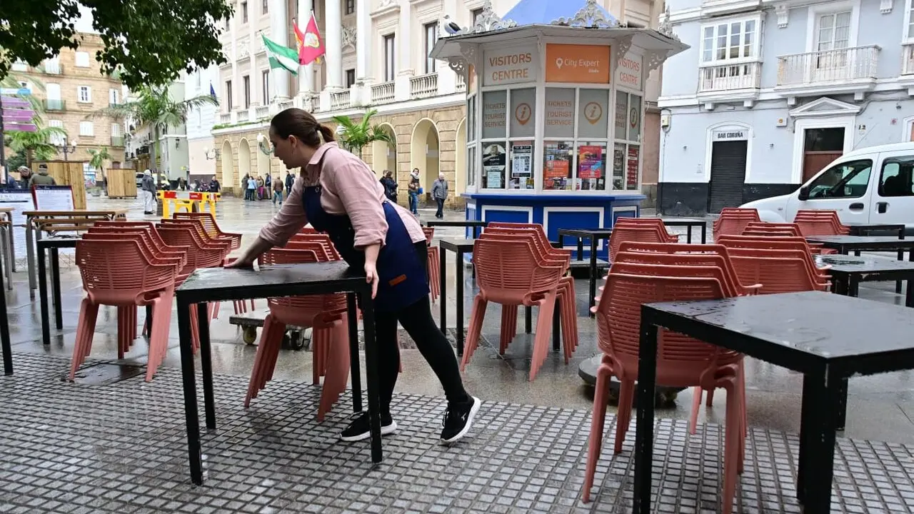 Camarera en una terraza en la Plaza de San Juan de Dios, en C&aacute;diz. Eulogio Garc&iacute;a