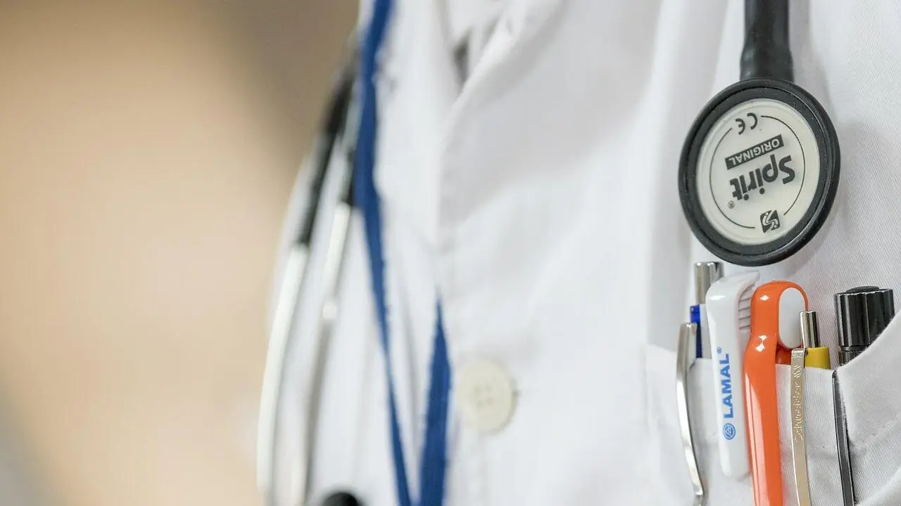  M&eacute;dico. - Imagen de Darko Stojanovic en Pixabay  