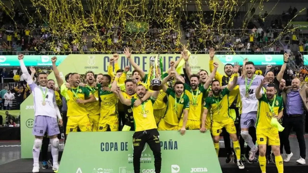 Los jugadores del Ja&eacute;n Para&iacute;so Interior FS celebran la Copa de Espa&ntilde;a lograda en Granada en 2023. - Foto: Ja&eacute;n FS