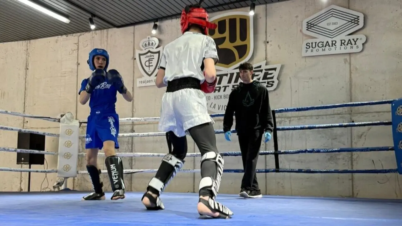 Dos luchadores, en un combate de kickboxing de la &uacute;ltima matinal. - Foto: Sugar Ray Ja&eacute;n