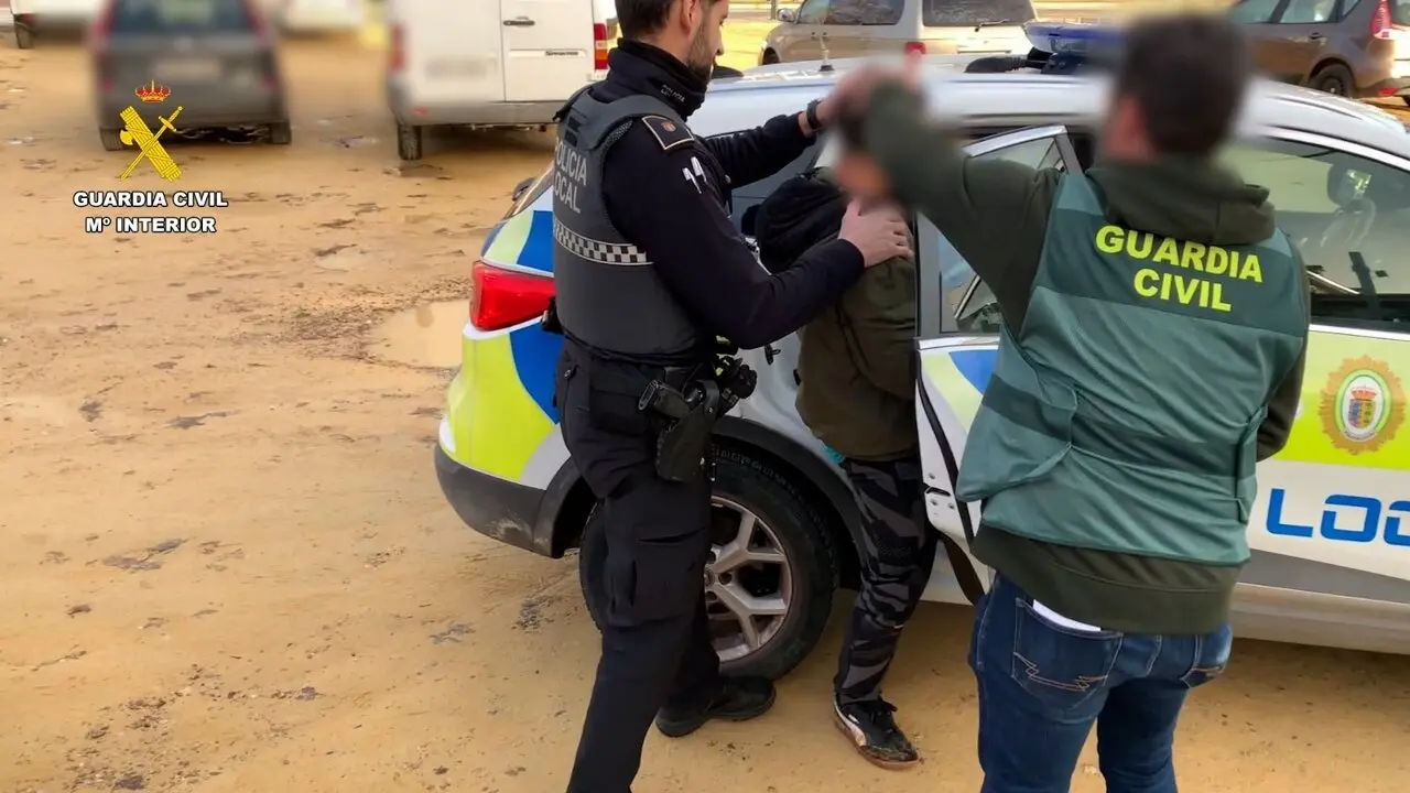 La Guardia Civil detiene a un hombre por tres robos en fincas de Villanueva del Ariscal y Olivares.| GUARDIA CIVIL