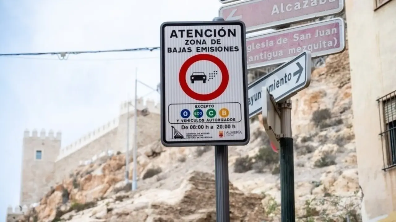 Cartel que regula la entrada a la zona de bajas emisiones (ZBE) al casco hist&oacute;rico de Almer&iacute;a. | Europa Press.