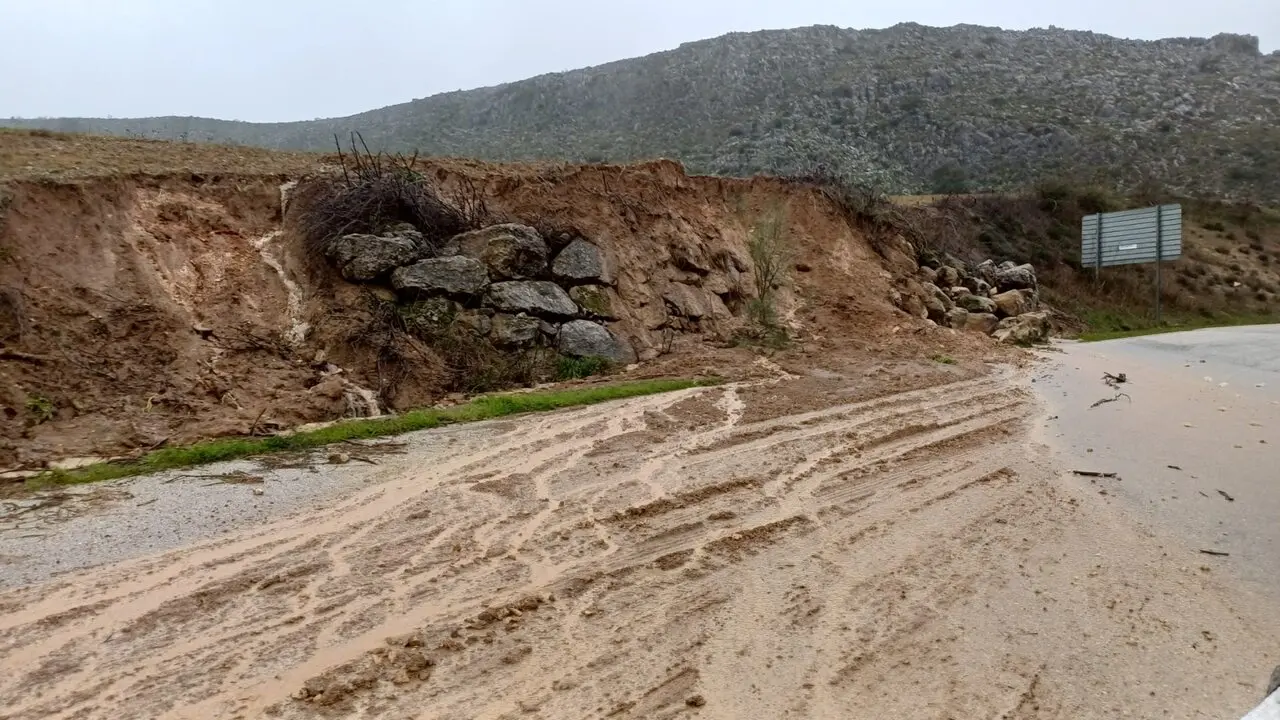 Efectos de las lluvias en carreteras de la provincia./Diputaci&oacute;n.