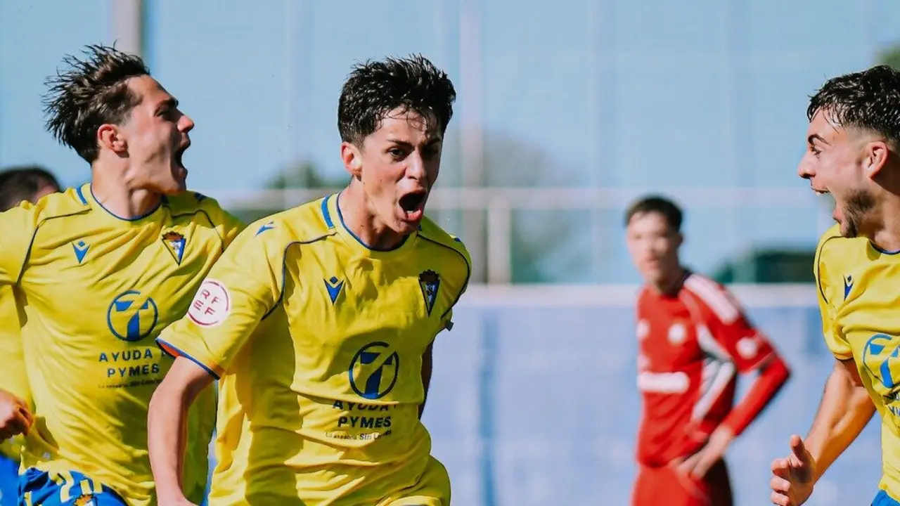 David Barroso celebra su gol ante el Utrera. | C&aacute;diz CF.