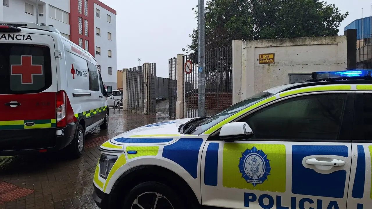 Cruz Roja y Policía Local, en la puerta del pabellón municipal de Algeciras - J.M.