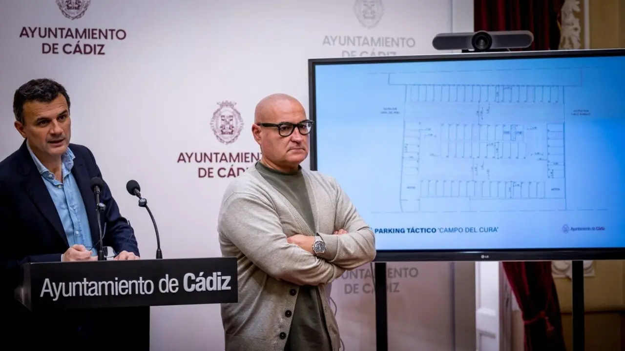 Bruno Garc&iacute;a y Jos&eacute; Carlos Teruel, con el plano del aparcamiento del Campo del Cura. VIVA