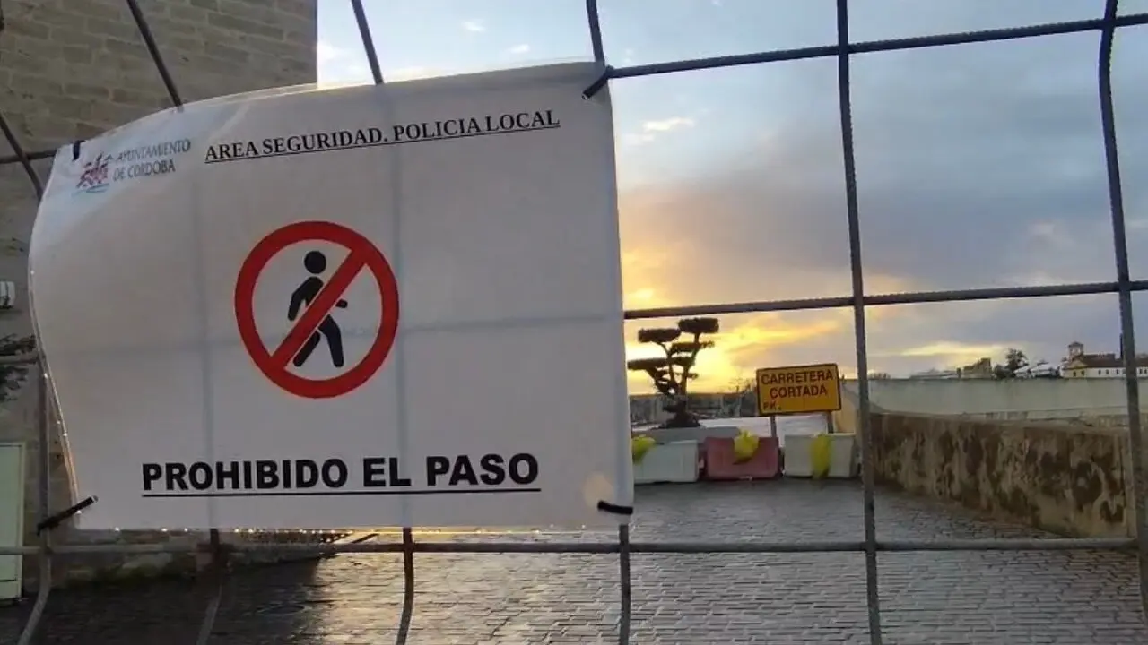 Cerrado al paso el Puente Romano de C&oacute;rdoba por la fuerte crecida del Guadalquivir