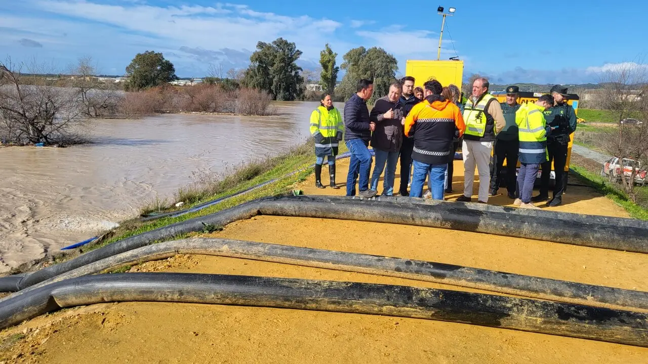 Fern&aacute;ndez ha visitado distintos puntos de la Vega afectados por las inundaciones. | Diputaci&oacute;n