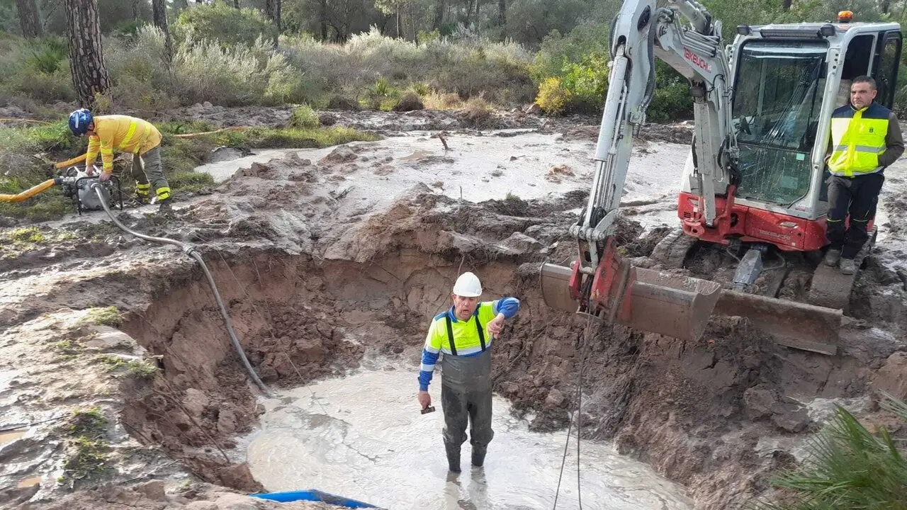 Trabajos de reparaci&oacute;n de la tuber&iacute;a de abastecimiento de agua afectada por el temporal en Hinojos. | Plan Infoca.