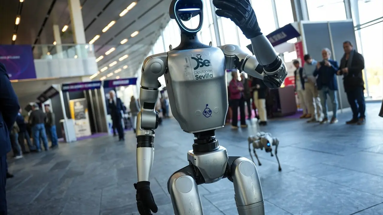 Un robot da la bienvenida a los visitantes de InproInnova 2025, la XII Feria de la Innovaci&oacute;n y Nuevas Tecnolog&iacute;as, que se celebra en el Palacio de Congreso y Exposiciones de Sevilla (Fibes) | E.P.