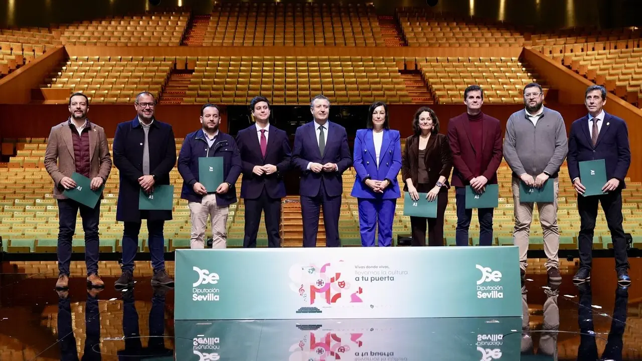 El presidente de la Diputaci&oacute;n de Sevilla, Javier Fern&aacute;ndez (c), en la foto de familia donde oficializa inversiones para la construcci&oacute;n y renovaci&oacute;n de espacios esc&eacute;nicos en varios municipios. En el Teatro de la Maestranza | E.P.