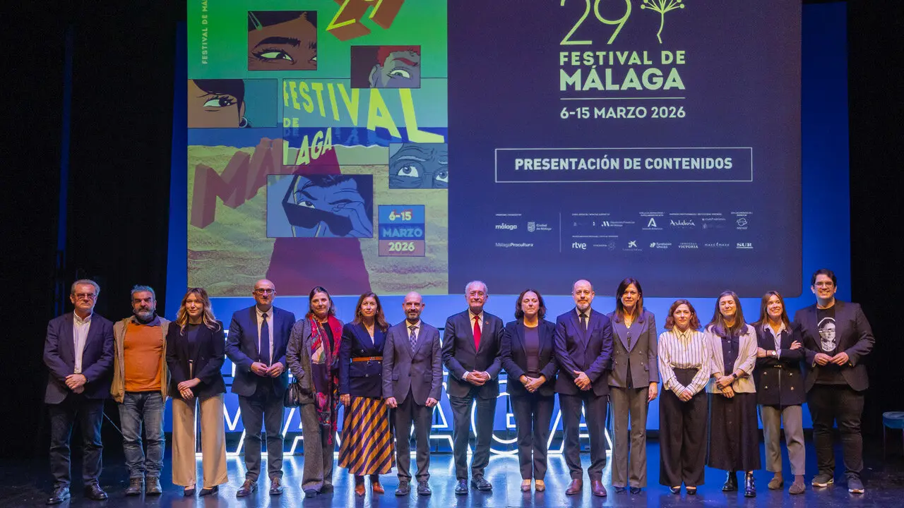 Foto de familia tras la presentaci&oacute;n./Festival.
