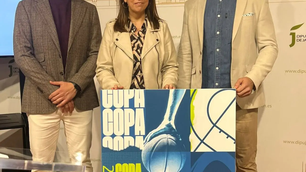 La diputada &Aacute;frica Colomo posa con el cartel junto a Manuel Rodrigo y Manuel Rodr&iacute;guez. - Foto: Diputaci&oacute;n