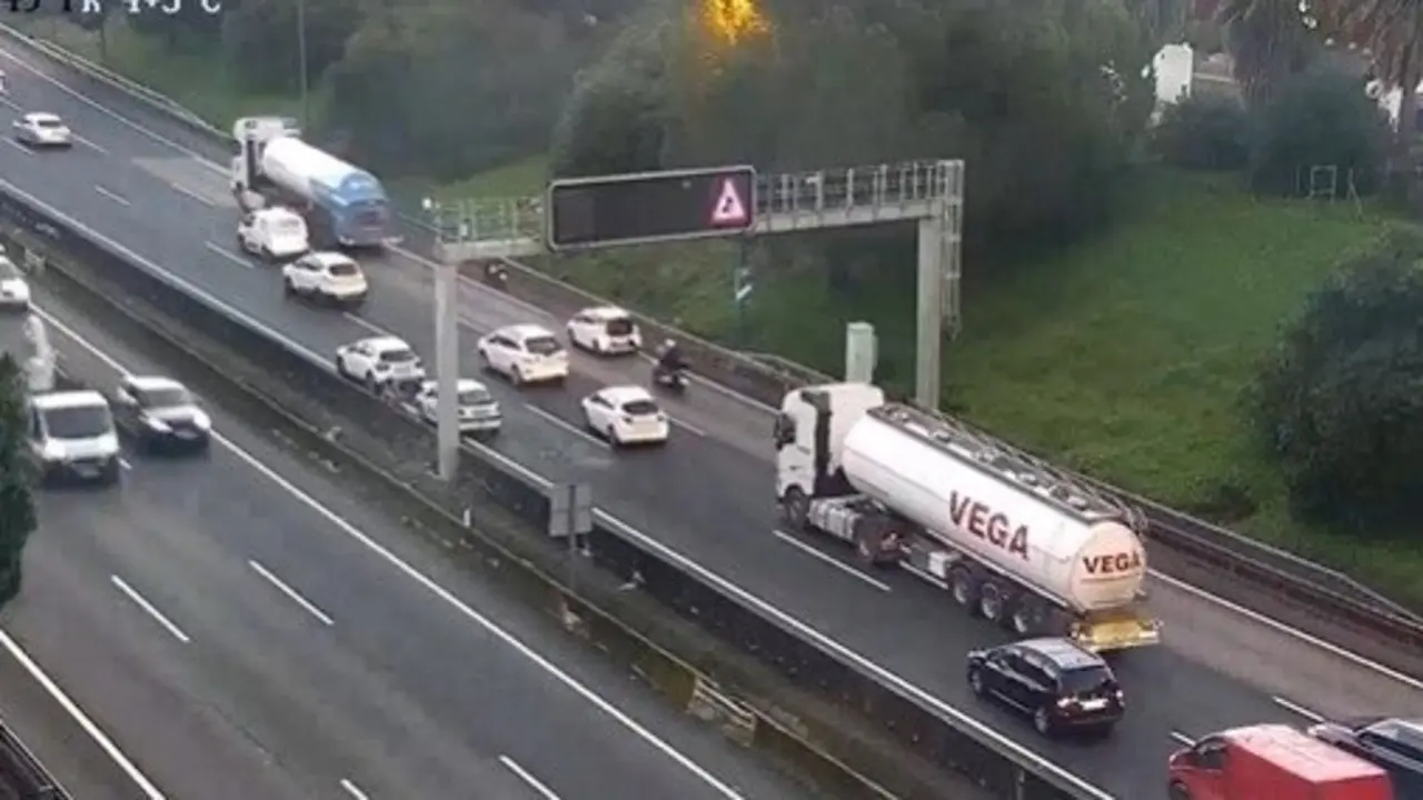 Imagen de las retenciones en la A-49 por un accidente a la altura de Castilleja de la Cuesta.| DGT