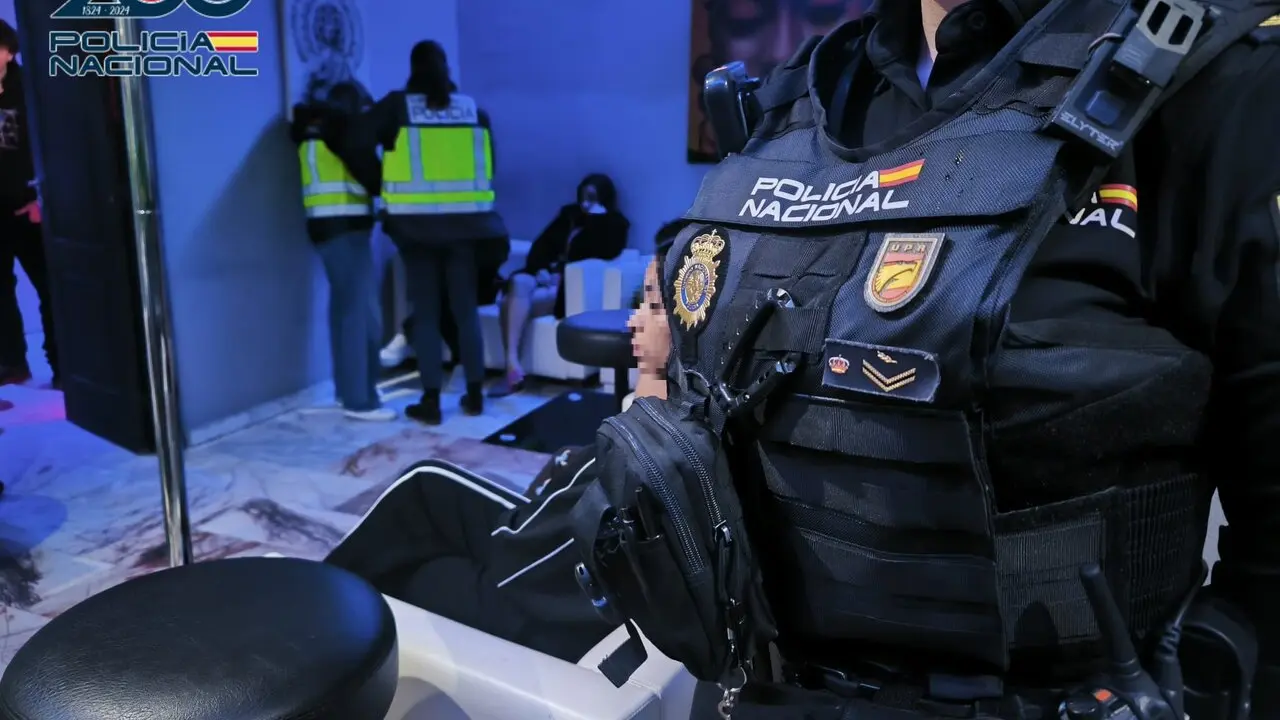 Imagen de archivo de una intervenci&oacute;n policial en un local dedicado a la explotaci&oacute;n sexual. |  Polic&iacute;a