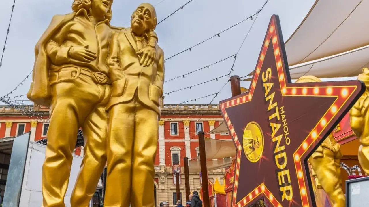 La escultura gigante de 'El Selu' con su inseparable y m&iacute;tico Juan | Ayuntamiento.