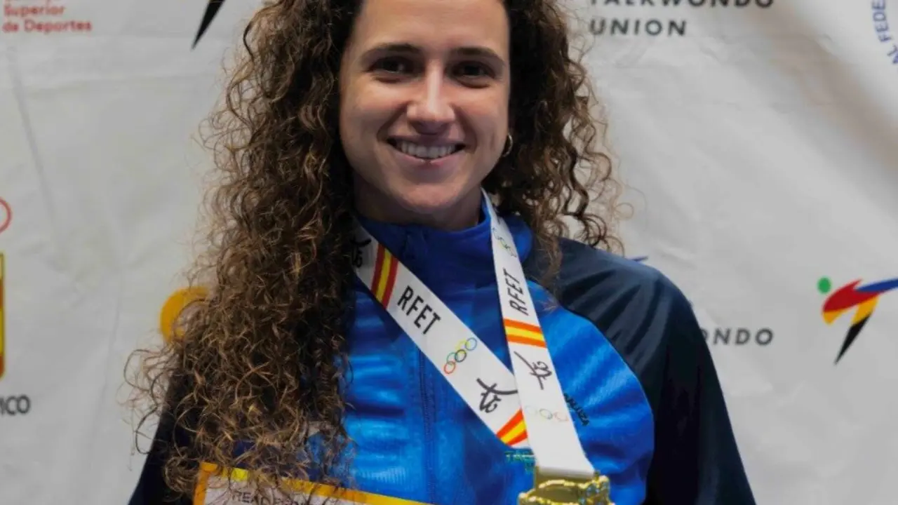 Bel&eacute;n Mor&aacute;n posa con la medalla.| TKD CIUDAD EXPO
