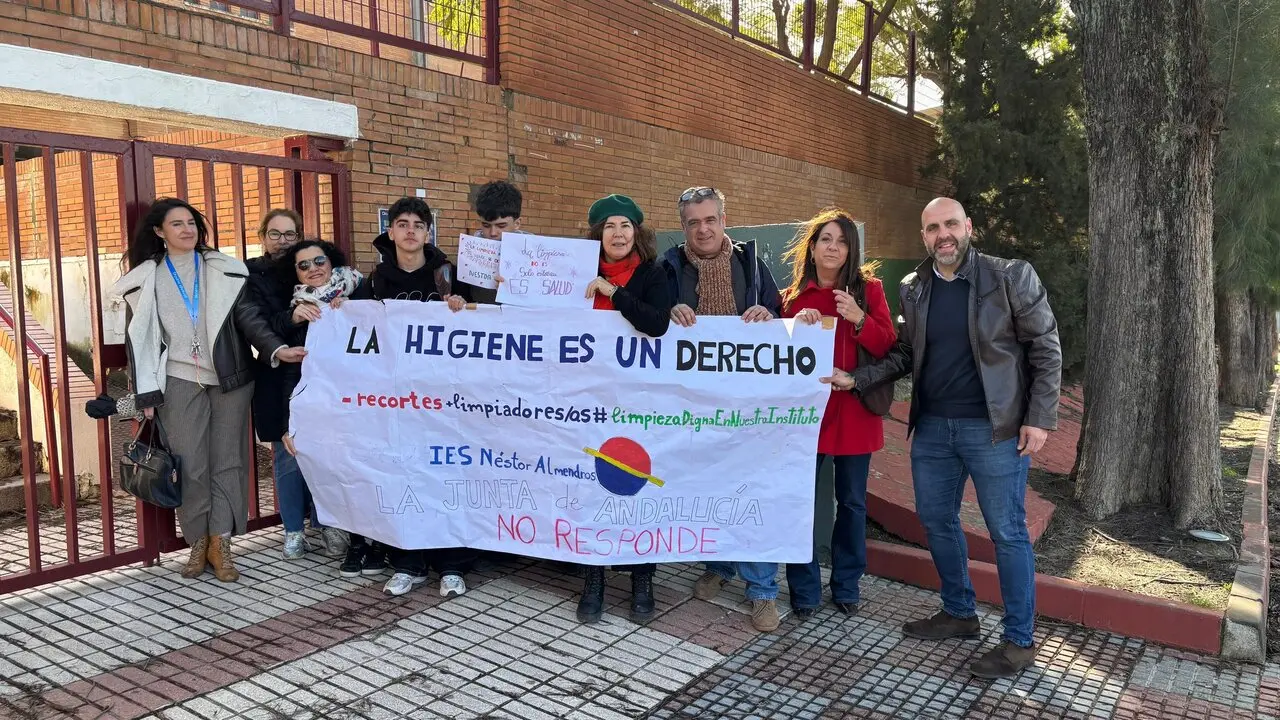 La secretaria de Pol&iacute;tica Institucional del PSOE de Sevilla, portavoz del partido y parlamentaria, Encarnaci&oacute;n Mart&iacute;nez, en el IES N&eacute;stor Almendro de Tomares.| PSOE SEVILLA