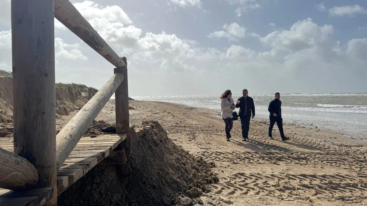 Da&ntilde;os en una playa de Rota tras el paso de los &uacute;ltimos temporales. VIVA
