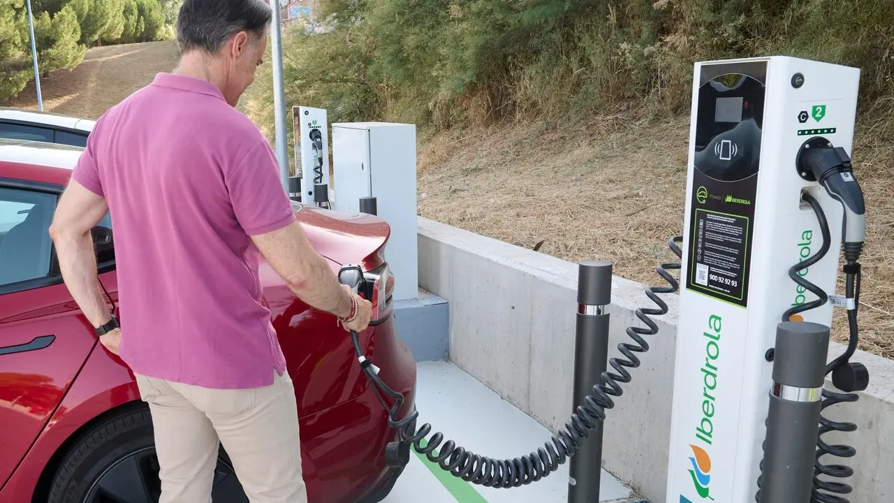 Conductor recargando en un punto de recarga de Iberdrola. | Iberdrola