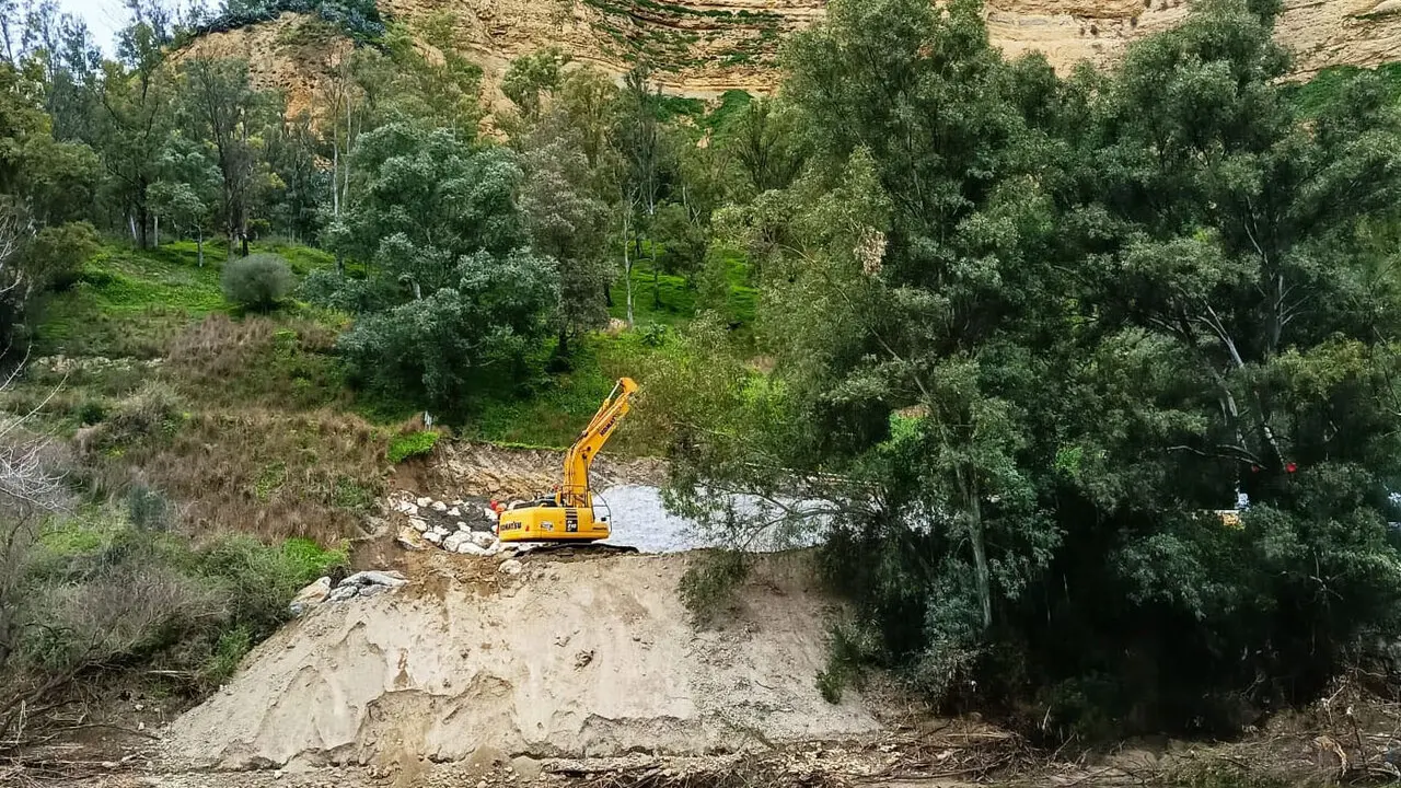 Obra junto al cauce del r&iacute;o Guadalete en Arcos./ MAC&Iacute;AS