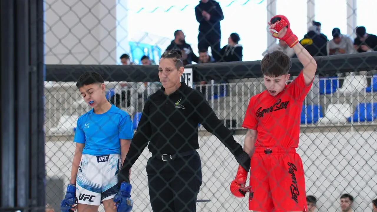Juan Ortega celebra su t&iacute;tulo andaluz de MMA en Carmona al t&eacute;rmino del combate. - Foto: Sugar Ray Ja&eacute;n