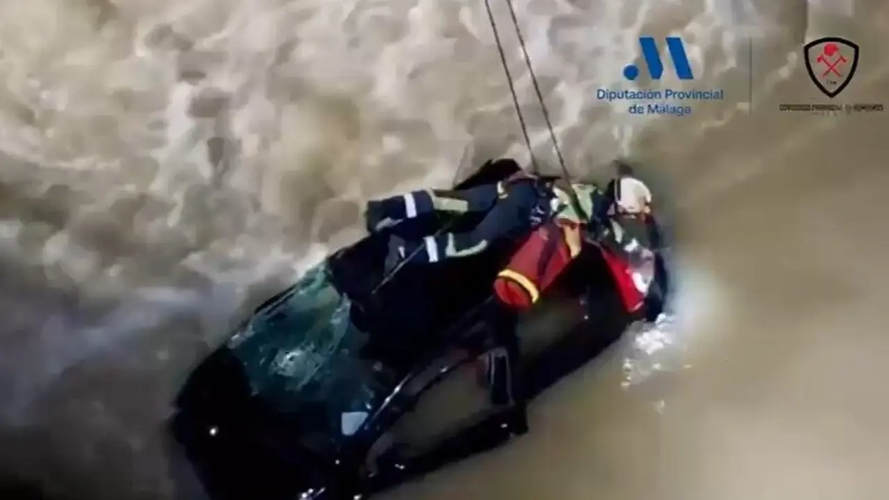 Intervenci&oacute;n del CPB tras caer un veh&iacute;culo al r&iacute;o Guadalhorce en &Aacute;lora. / CPB