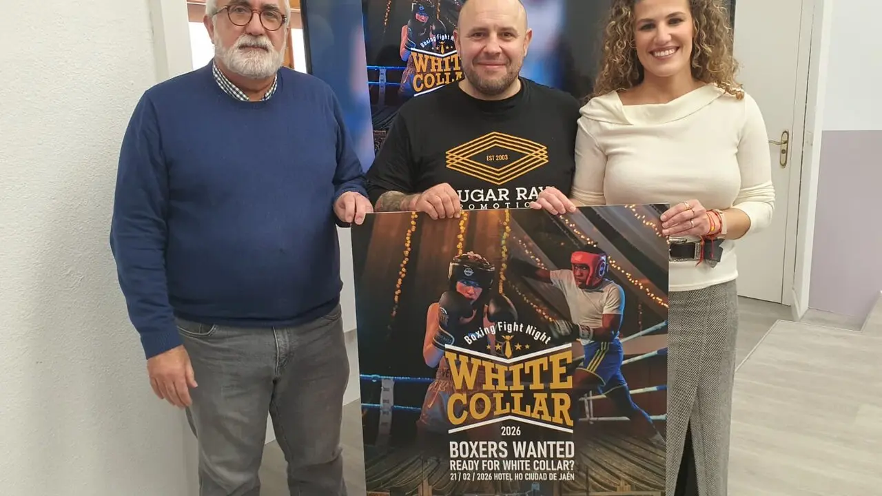 Jos&eacute; Alfonso Castro, Ra&uacute;l Buend&iacute;a y Bel&eacute;n L&oacute;pez posan con el cartel de la VII edici&oacute;n de la White Collar Boxing. - Foto: Ayuntamiento Ja&eacute;n