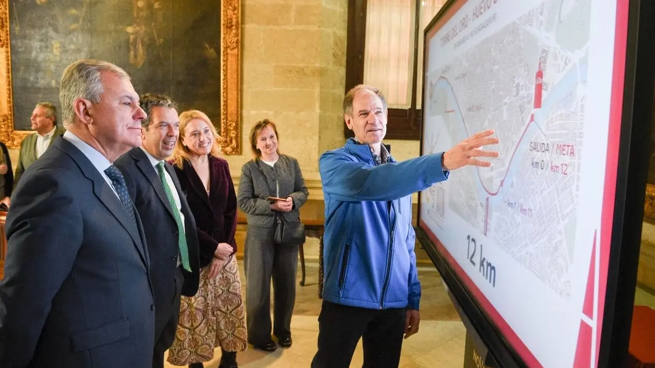 Abel Ant&oacute;n, con el circuito que llevar&aacute; su nombre junto al r&iacute;o, en presencia del alcalde, tras la iniciativa del Gobierno local |&nbsp;AYTO DE SEVILLA
