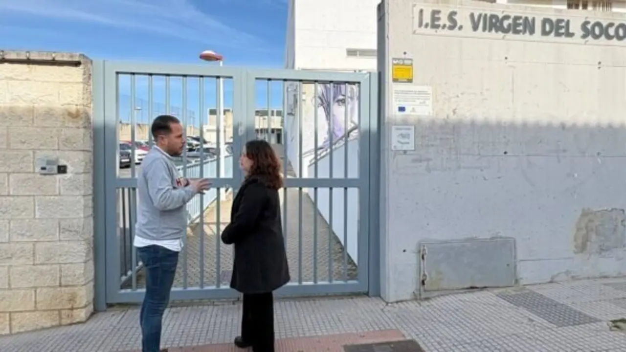 La secretaria de Educaci&oacute;n del PSOE de Huelva, Irene Montiel, y el portavoz del Grupo Socialista en el Ayuntamiento de Rociana del Condado, Rub&eacute;n Pic&oacute;n. | PSOE Huelva.