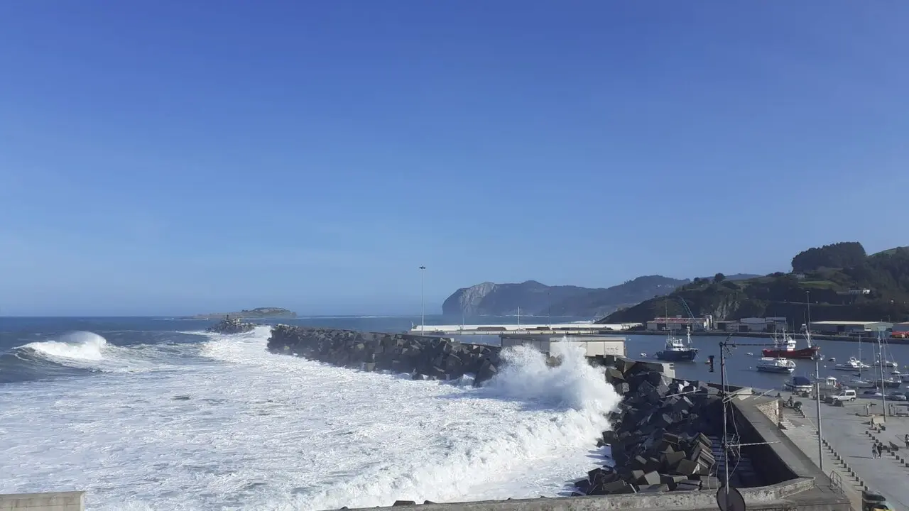 Oleaje en Bermeo. | Europa Press.