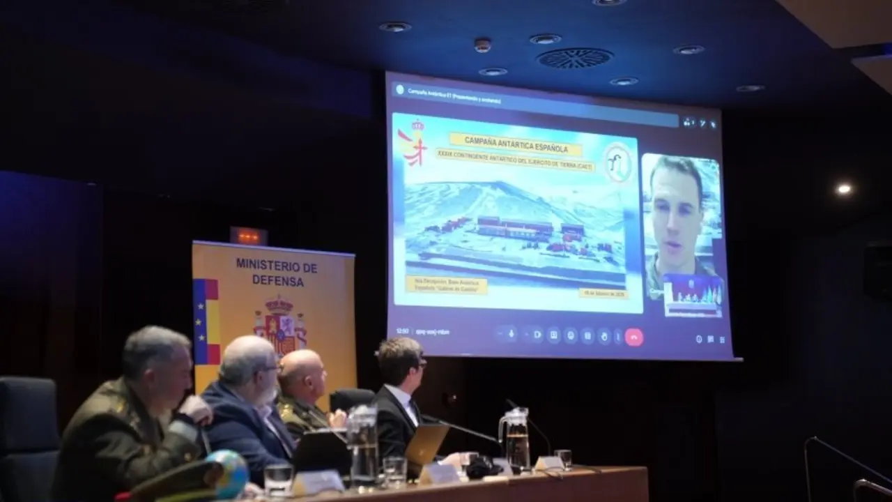 El capit&aacute;n Pablo L&oacute;pez en videoconferencia desde la Ant&aacute;rtida.