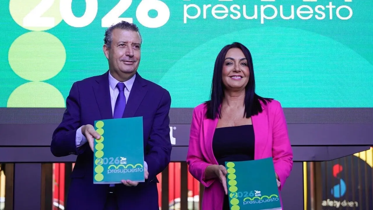 El presidente de la Diputaci&oacute;n, junto con la diputada de Hacienda, con el proyecto de presupuestos de 2026 |&nbsp;DIPUTACI&Oacute;N DE SEVILLA