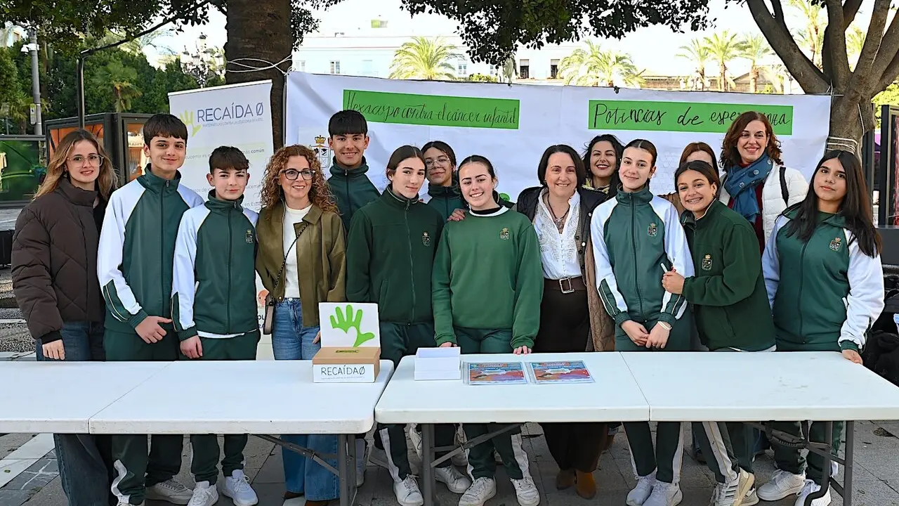 Los alumnos en el stand instalado en la plaza del Arenal. |  jerez.es