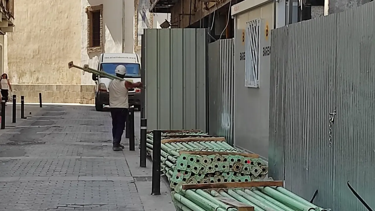 Archivo - Un obrero de la construcci&oacute;n trabaja en una obra en C&oacute;rdoba.