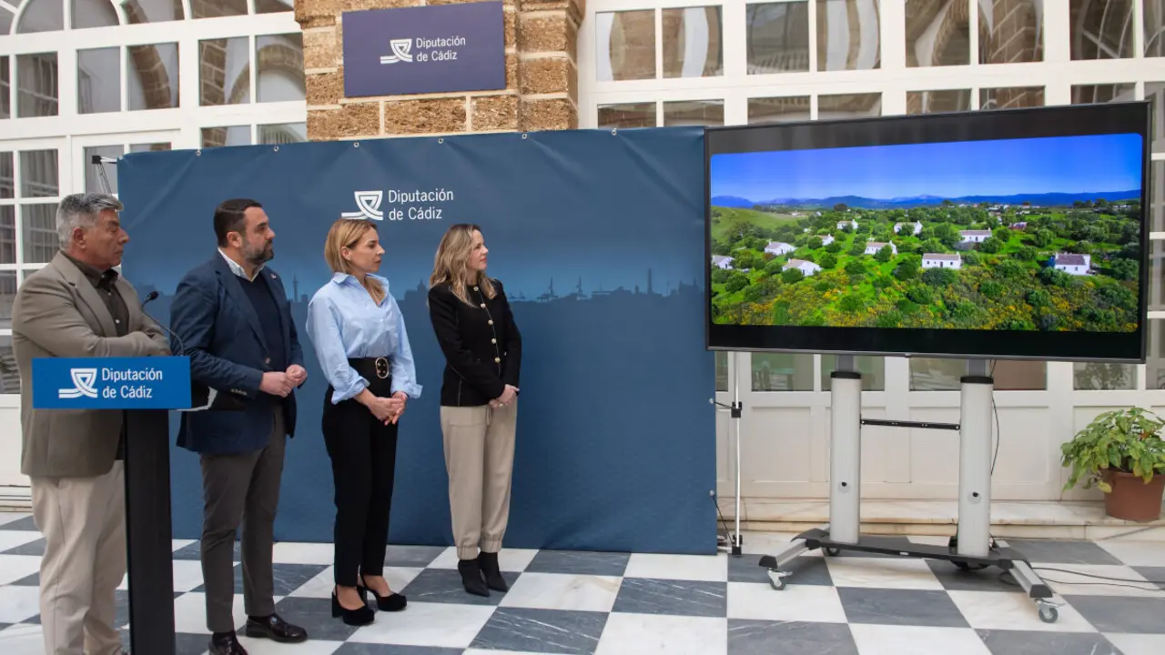 La presidenta de la Diputaci&oacute;n de C&aacute;diz y el alcalde de Algar presentan el v&iacute;deo promocional del Complejo Tur&iacute;stico Tajo del &Aacute;guila. VIVA