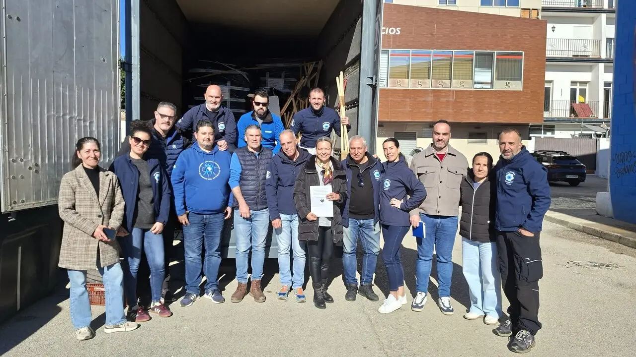 Miembros de Coordinadora Solidaria, junto al alcalde de Tesorillo, Jesús Fernández Rey - A.I.