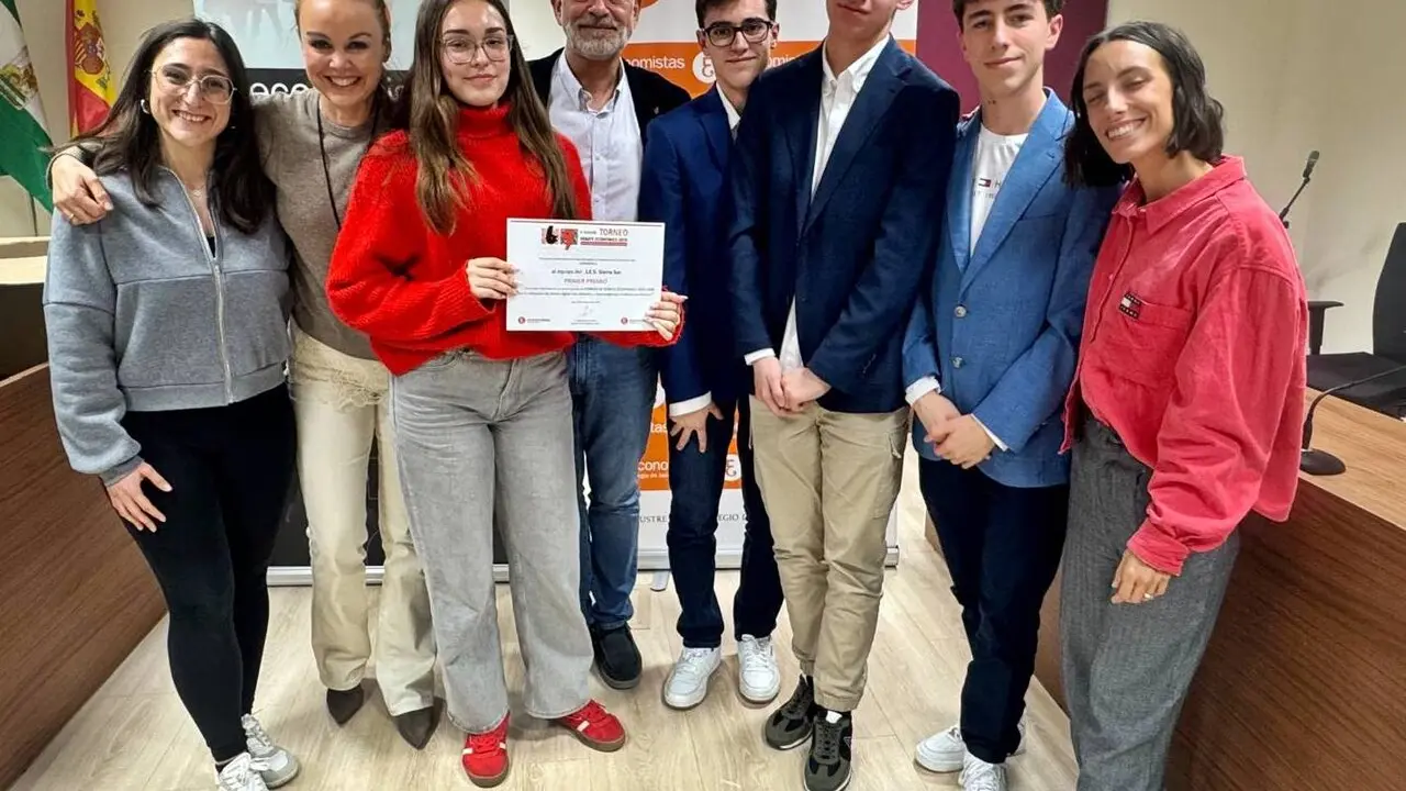 Sergio Berrios junto a los ganadores del torneo. - Foto: Esperanza Calzado.
