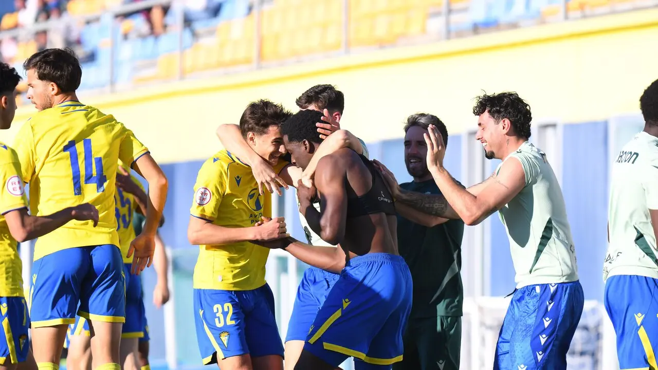 Los jugadores del Mirandilla celebran el 3-2 de Ngono ante el C&oacute;rdoba B. | C&aacute;diz CF.