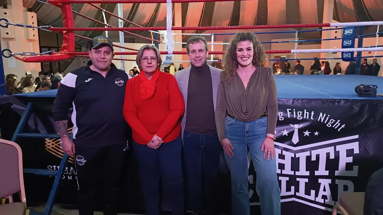 Autoridades y organizadores posan antes de la velada White Collar Boxing. - Foto: Ayuntamiento Ja&eacute;n