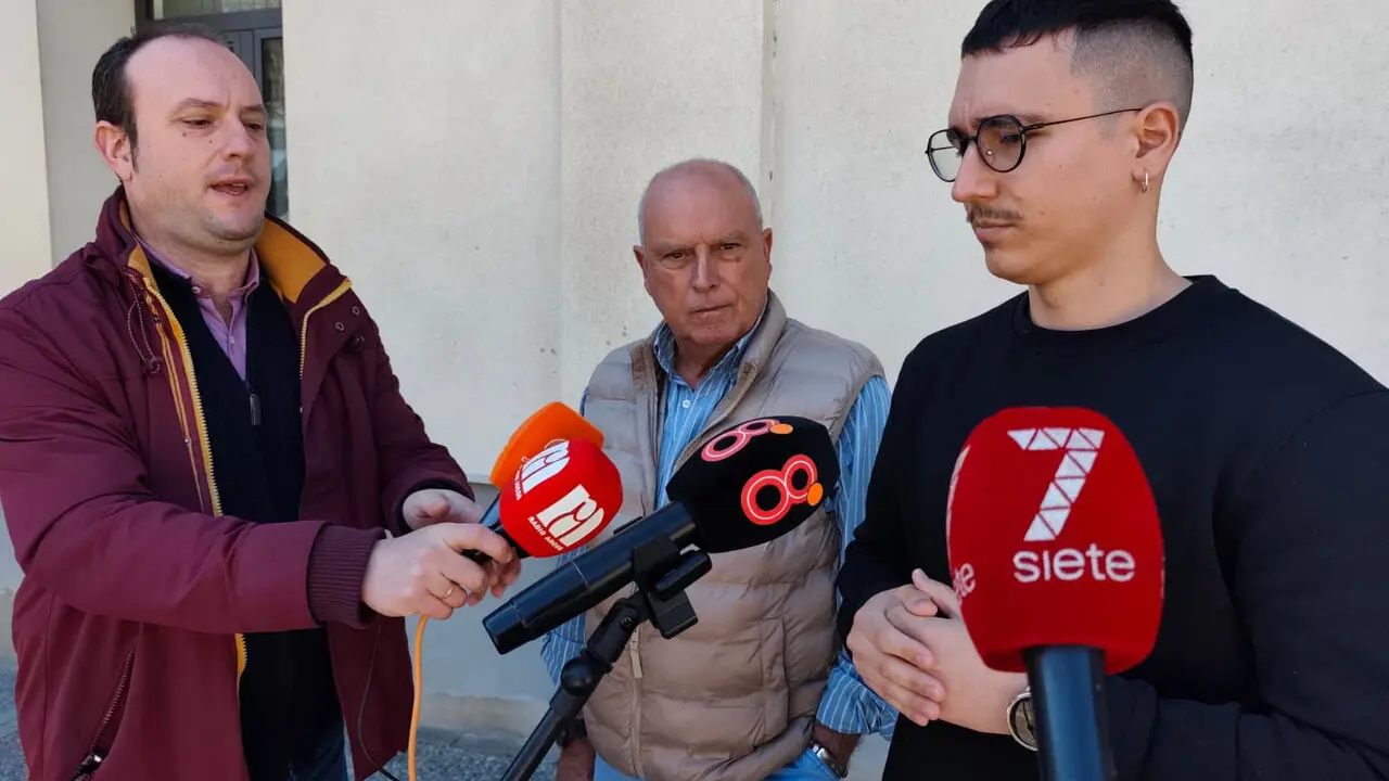 IU atiende a los medios de comunicaci&oacute;n./ MAC&Iacute;AS.