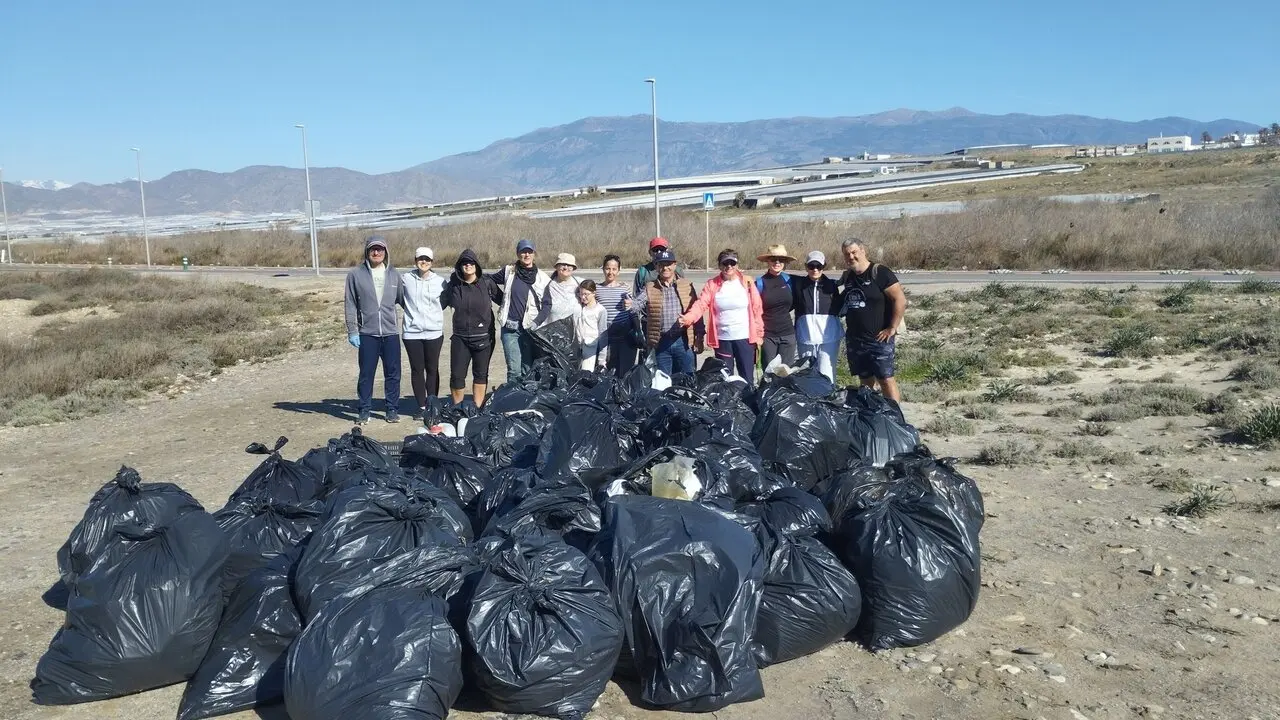 Voluntarios junto a las bolsas con residuos recogidos. | Europa Press.