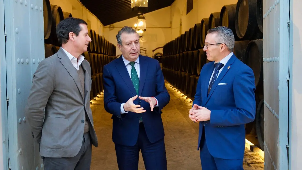 El presidente de la Diputaci&oacute;n, Javier Fern&aacute;ndez (c), en foto de familia durante la presentaci&oacute;n de una nueva edici&oacute;n de la Ruta del Mosto de la localidad.| EUROPA PRESS