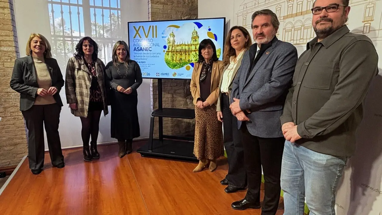 Foto de familia de autoridades y reponsables del congreso. - Foto: Diputaci&oacute;n de Ja&eacute;n.