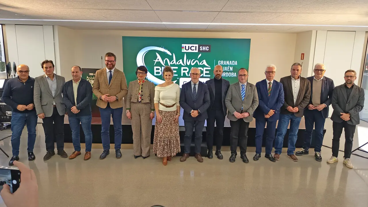 Foto de familia de autoridades y organizadores en el acto de presentaci&oacute;n de la Andaluc&iacute;a Bike Race. - Foto: Ayuntamiento de Ja&eacute;n