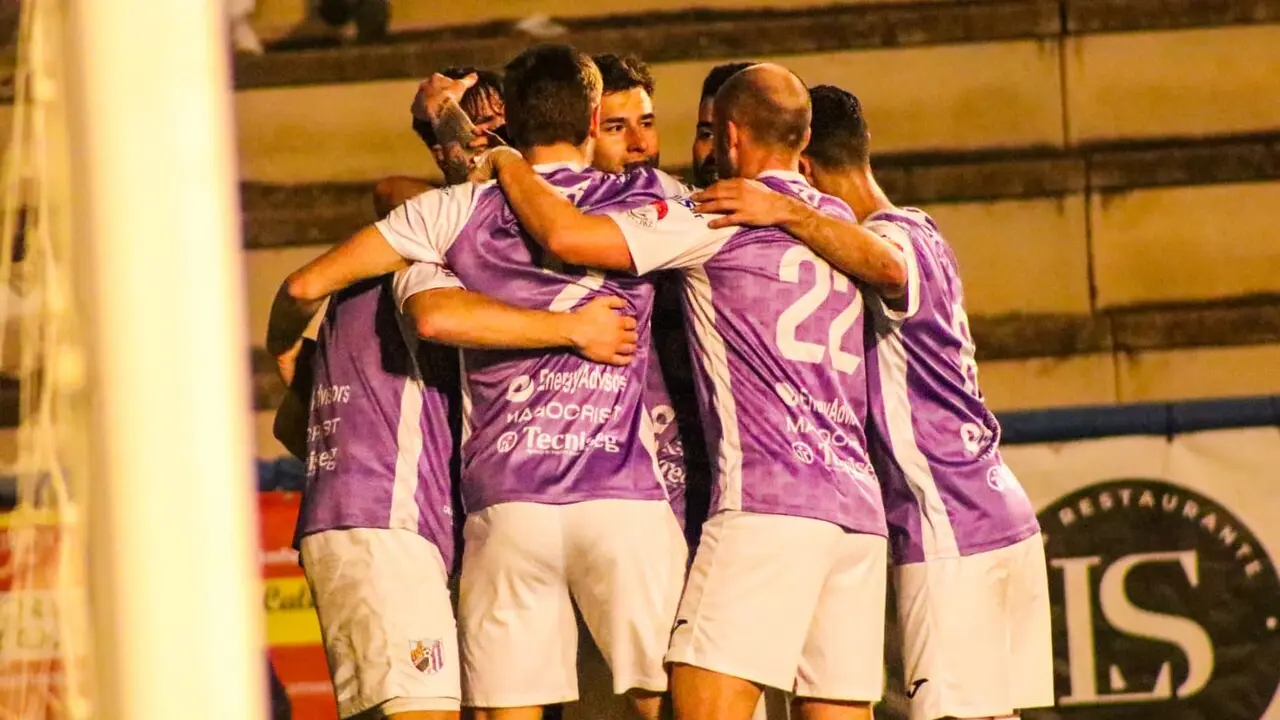 Los jugadores del Atl&eacute;tico Ja&eacute;n celebran uno de los goles en Vilches. - Foto: Cristina Campos
