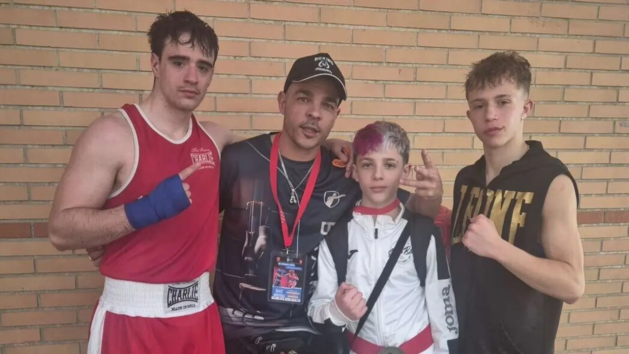 Los p&uacute;giles Arturo &Aacute;lvarez, Adri&aacute;n Bueno y Manuel Bueno, junto al t&eacute;cnico Alberto J&oacute;dar. - Foto: Sugar Ray
